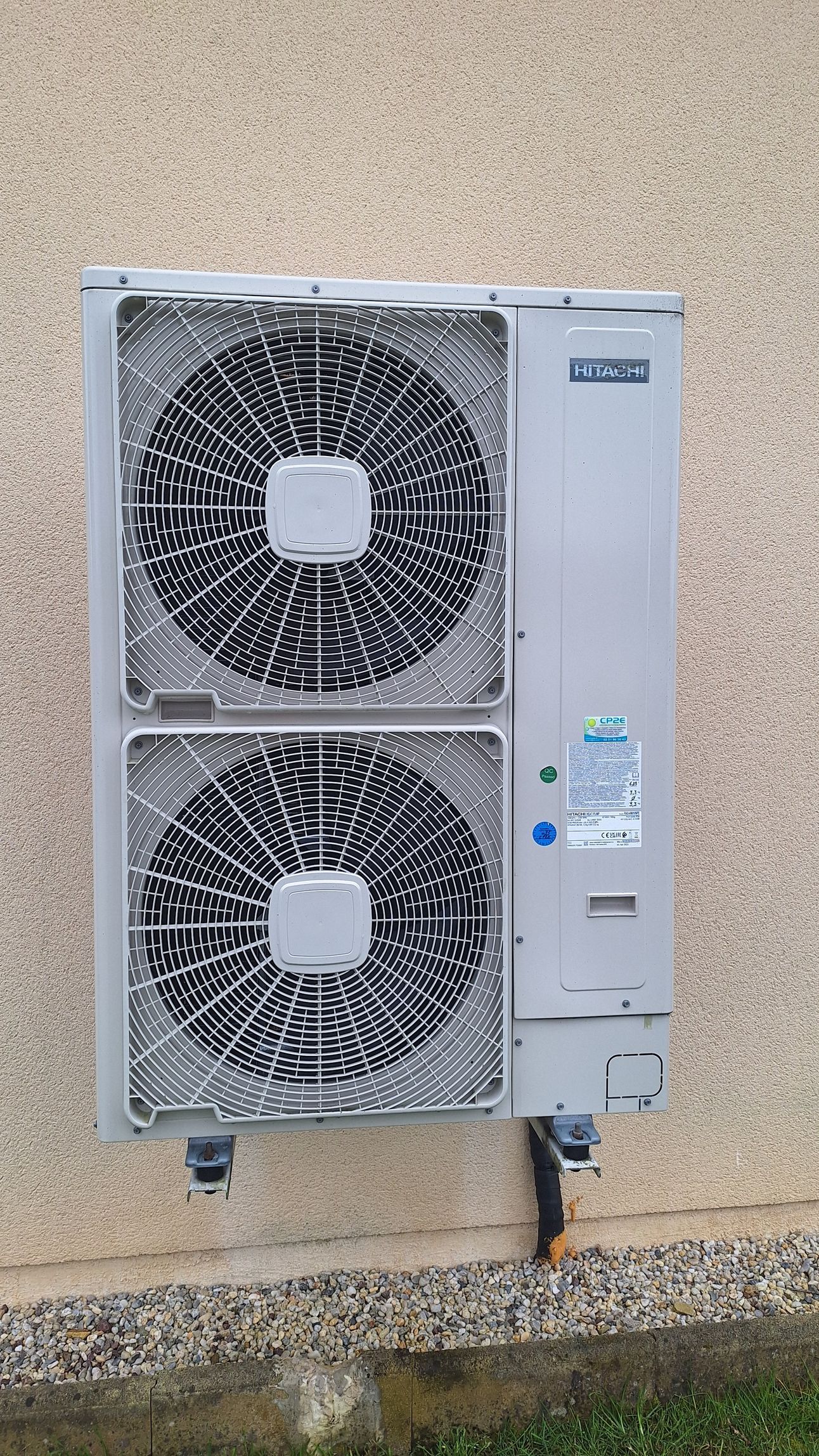 Une unité de pompe à chaleur fixée sur un mur extérieur