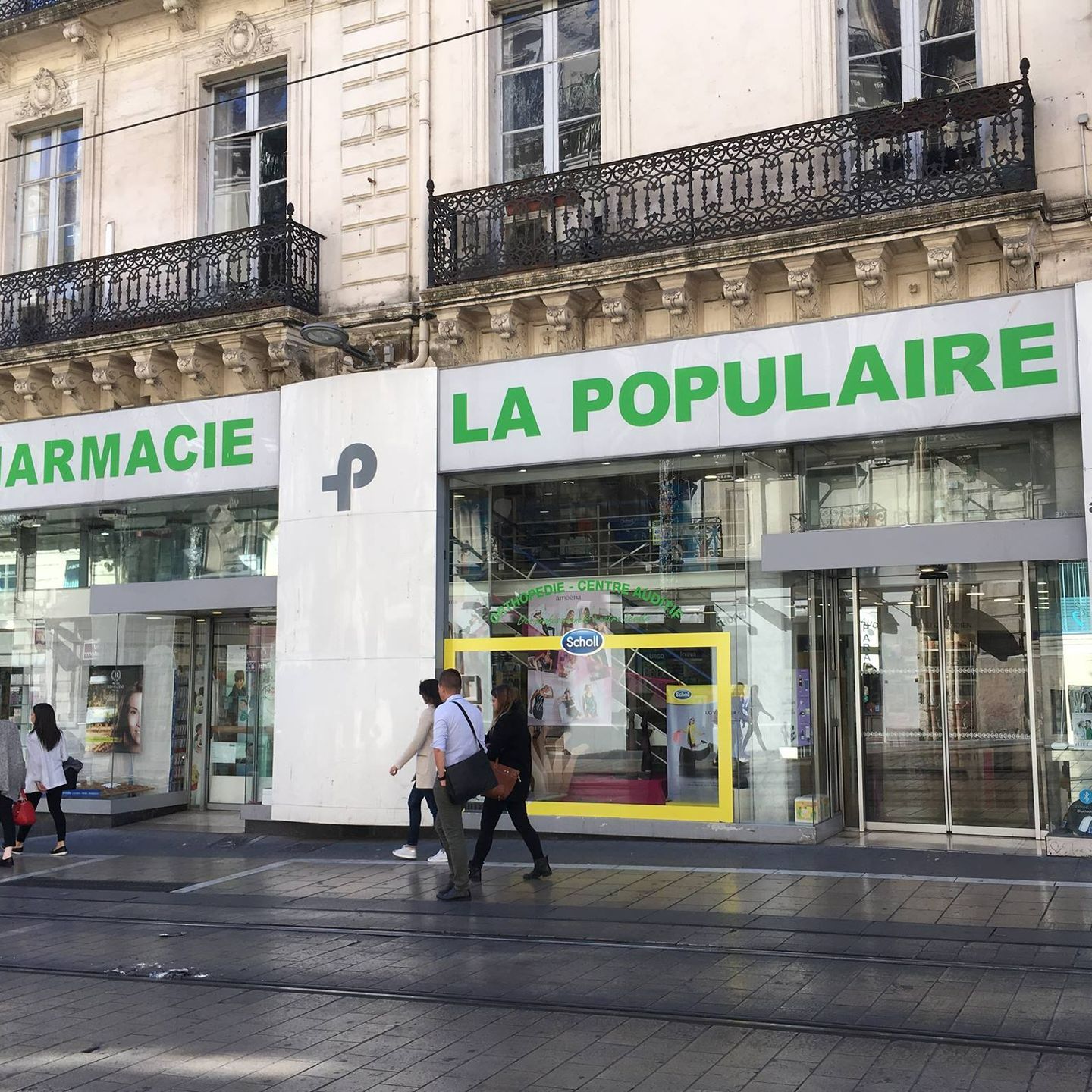 Façade de la Pharmacie Populaire de côté à Montpellier