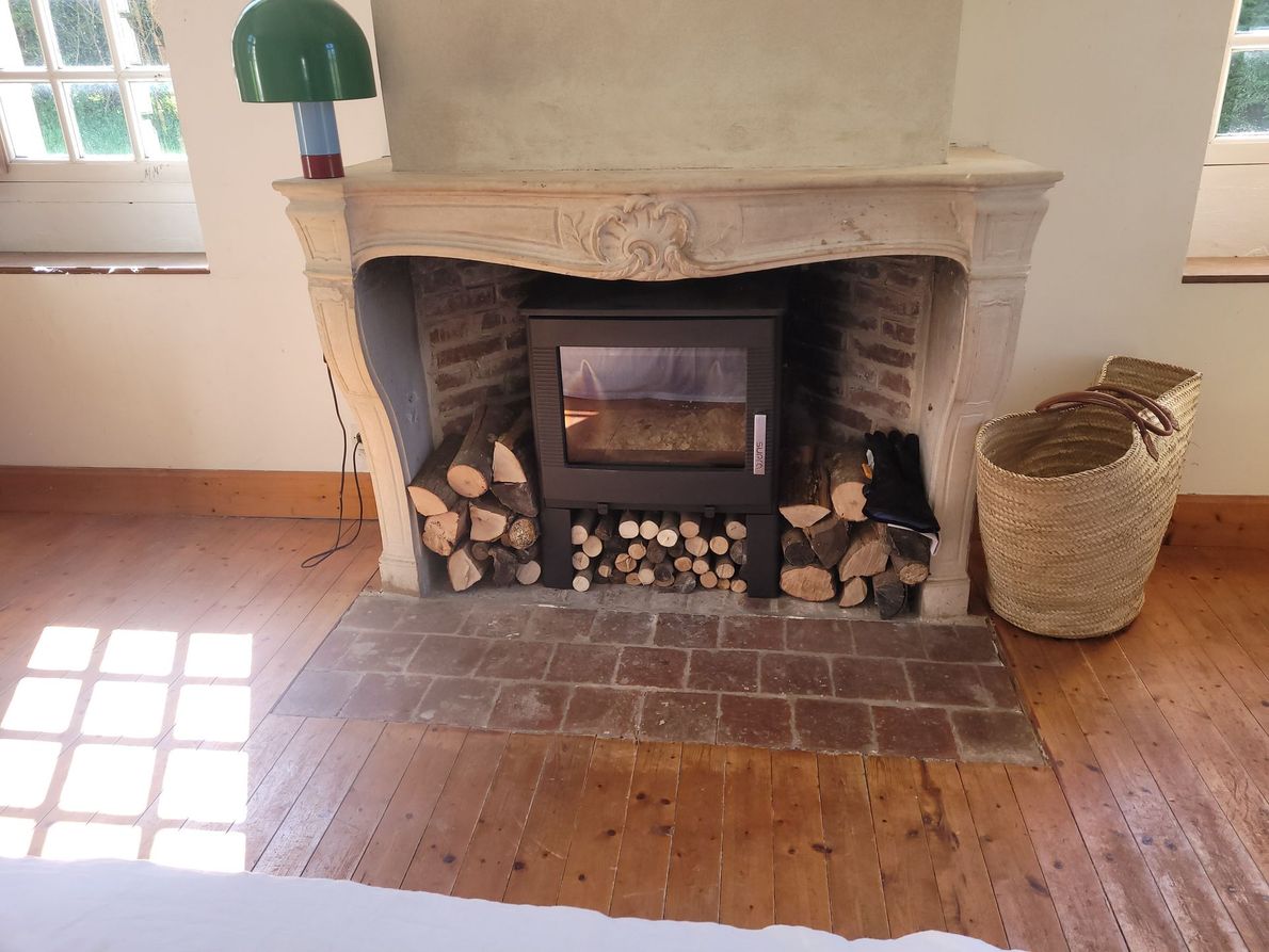Poêle à bois installé dans une cheminée.