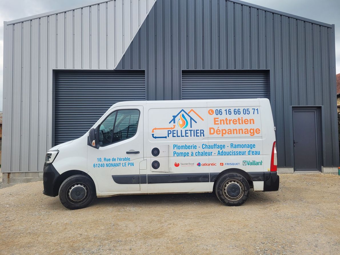 Camion de l'entreprise Pelletier Antony.