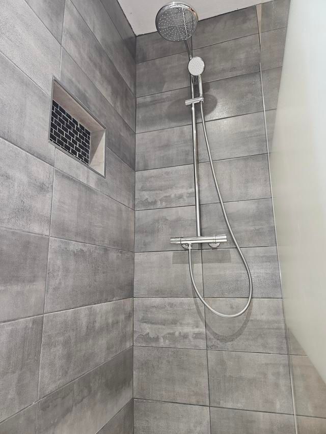 Salle de bains avec douche à l'italienne.