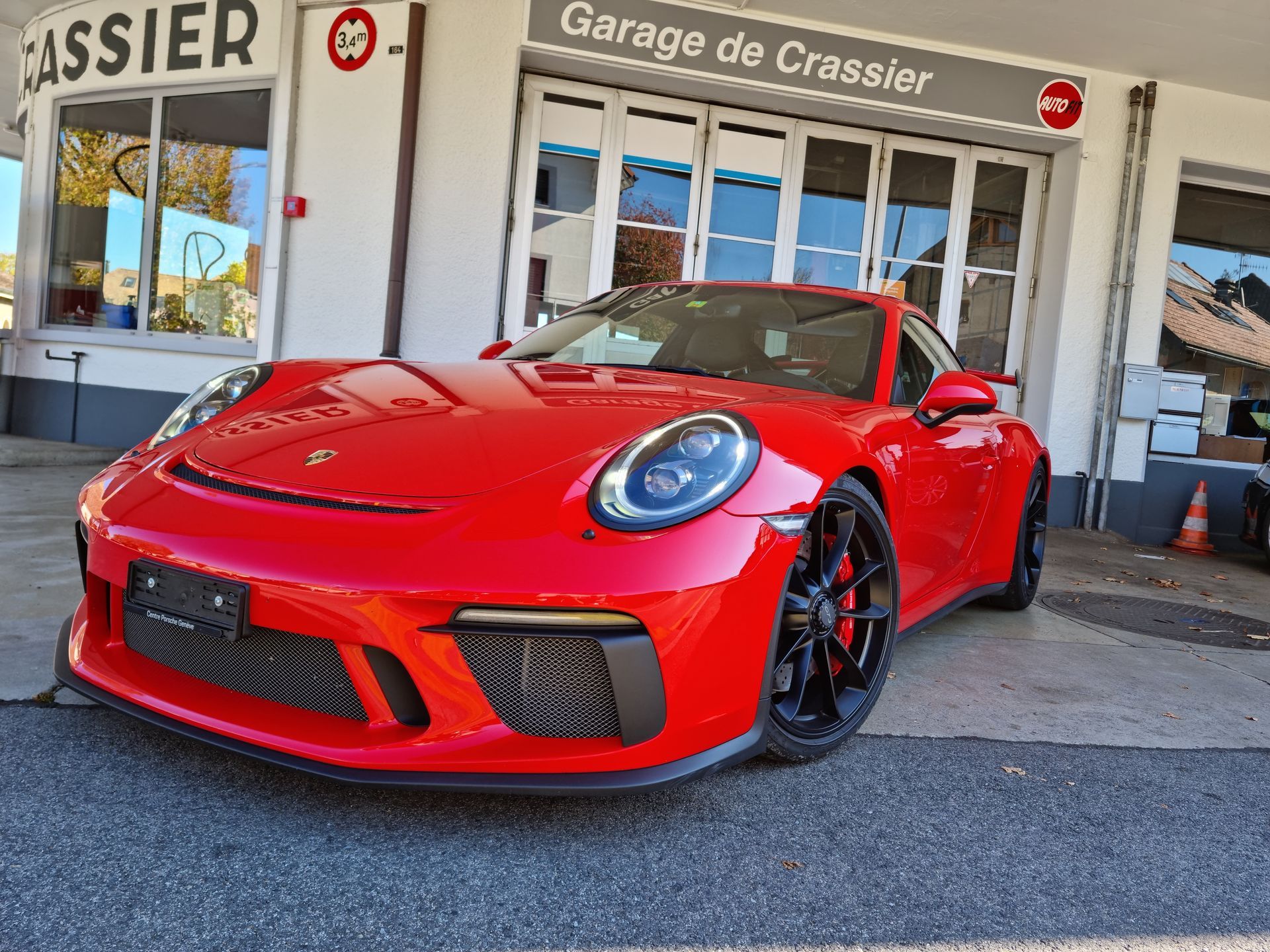 Porsche rouge garée devant le garage de Crassier dans le Canton de Vaud