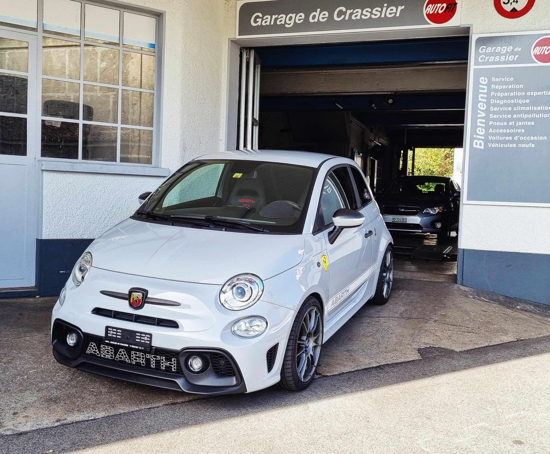 Fiat 500 ABARTH garée devant l'entrée du garage de Crassier dans le Canton de Vaud