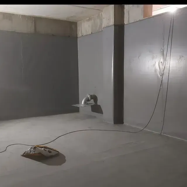 Una habitación vacía con una aspiradora en el suelo.