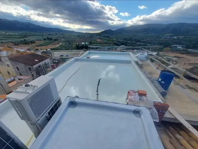 Una azotea con vistas a una ciudad y a las montañas.