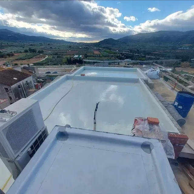 Una azotea con vistas a un valle y a las montañas