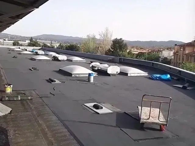 Un carro está parado en el techo de un edificio.