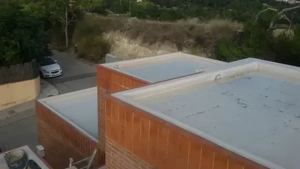 Un coche está aparcado en el tejado de un edificio.