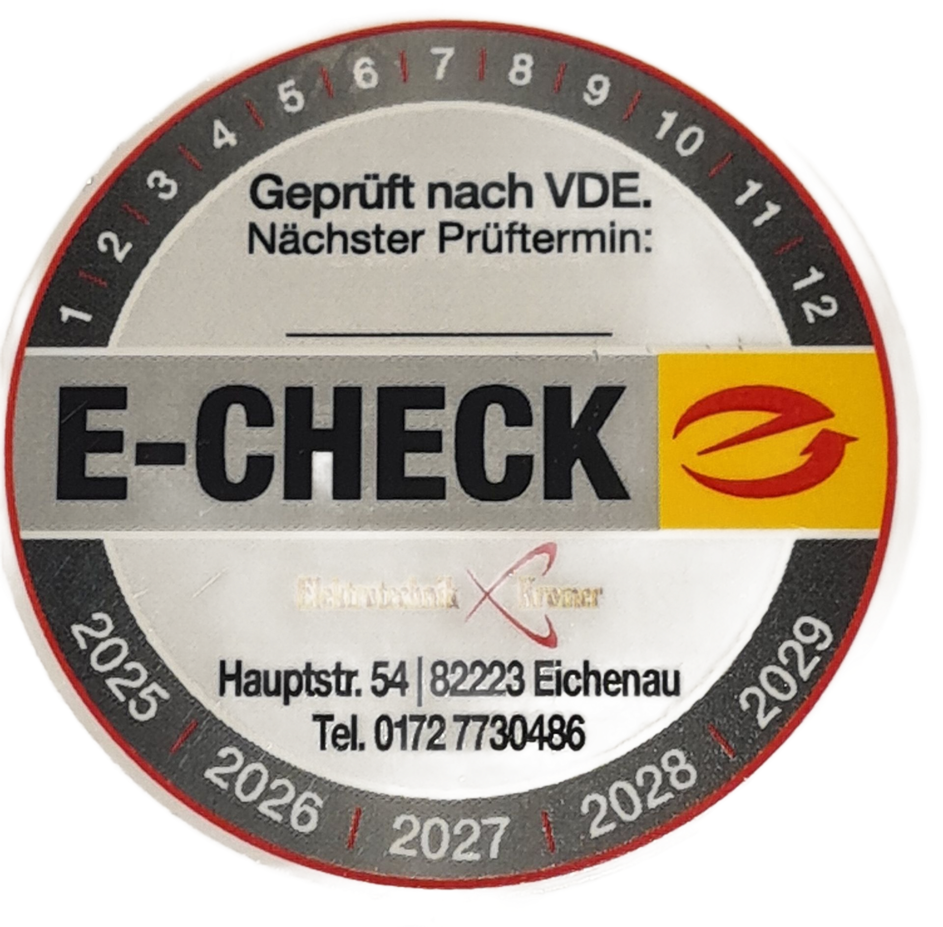 Elektriker prüft die Spannung in einem Schaltschrank mit einem Multimeter.