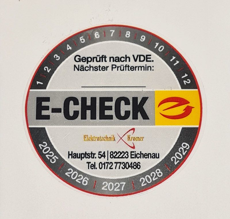 E-Check-Aufkleber mit dem Hinweis „Geprüft nach VDE“, dem Datum der nächsten Überprüfung und den Firmenangaben.