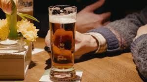 Gläser mit Kerzen auf einem gedeckten Tisch