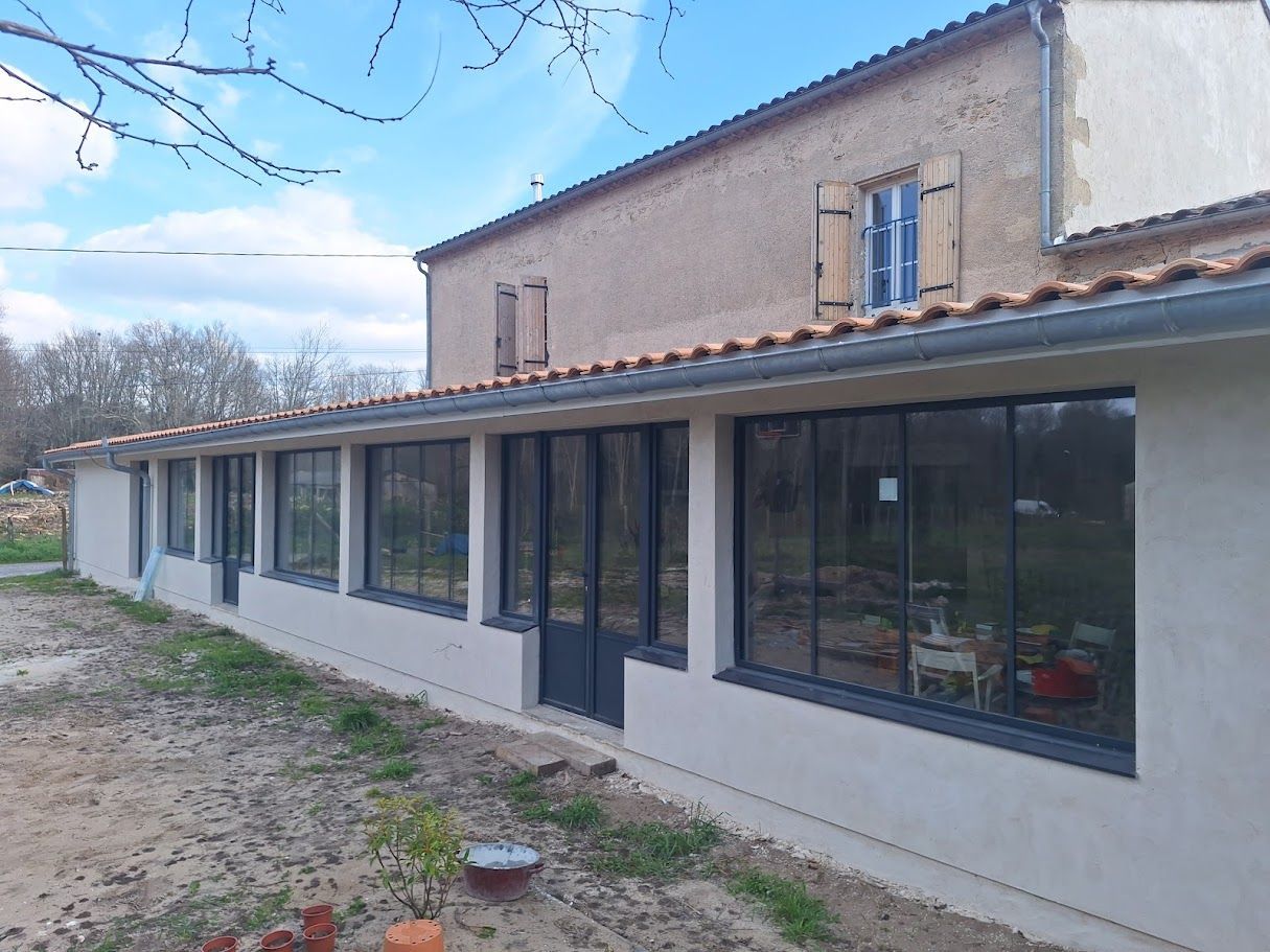 Vue sur une véranda de l'extérieur