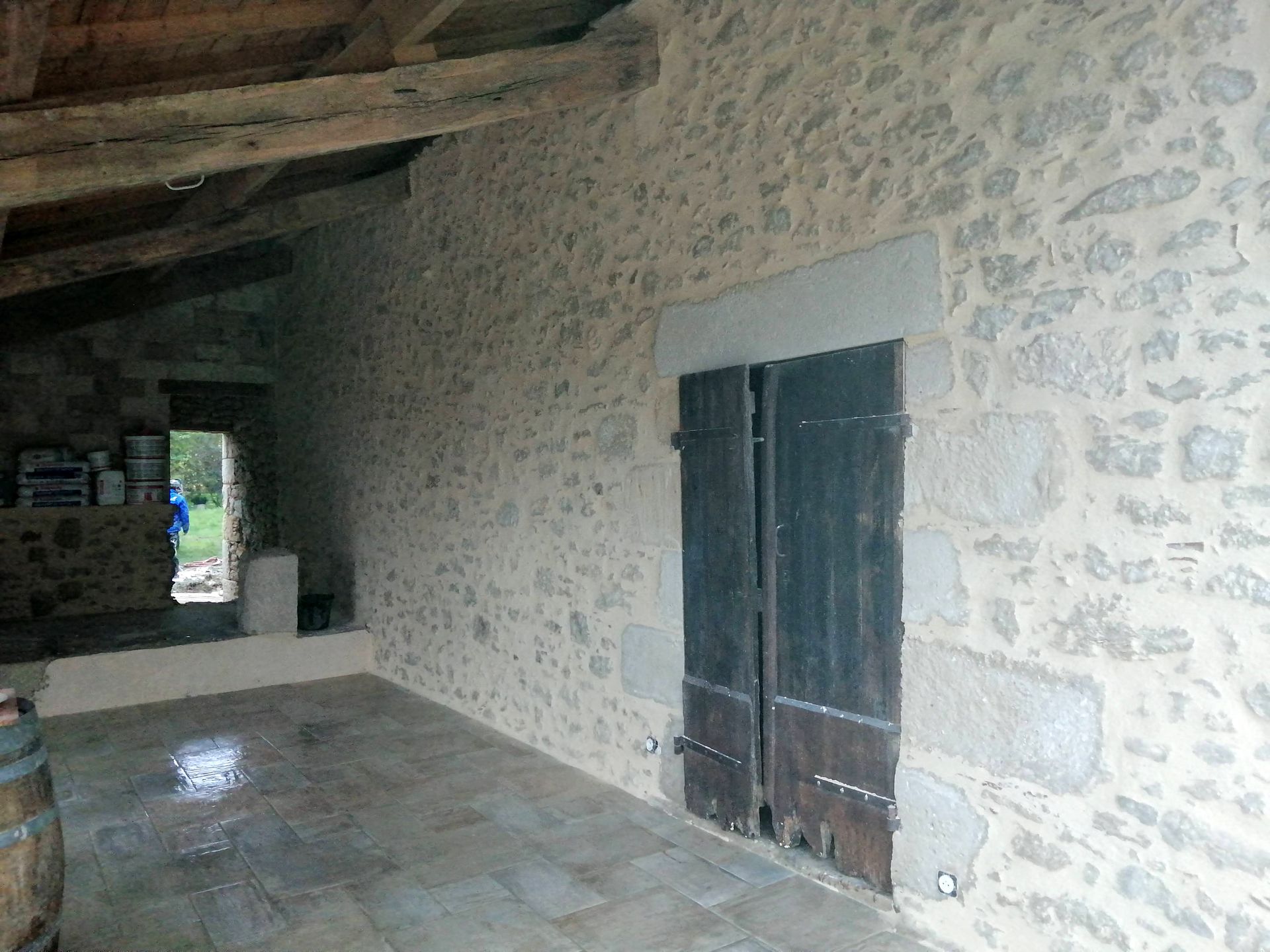 Pose d'enduit sur un mur en pierre