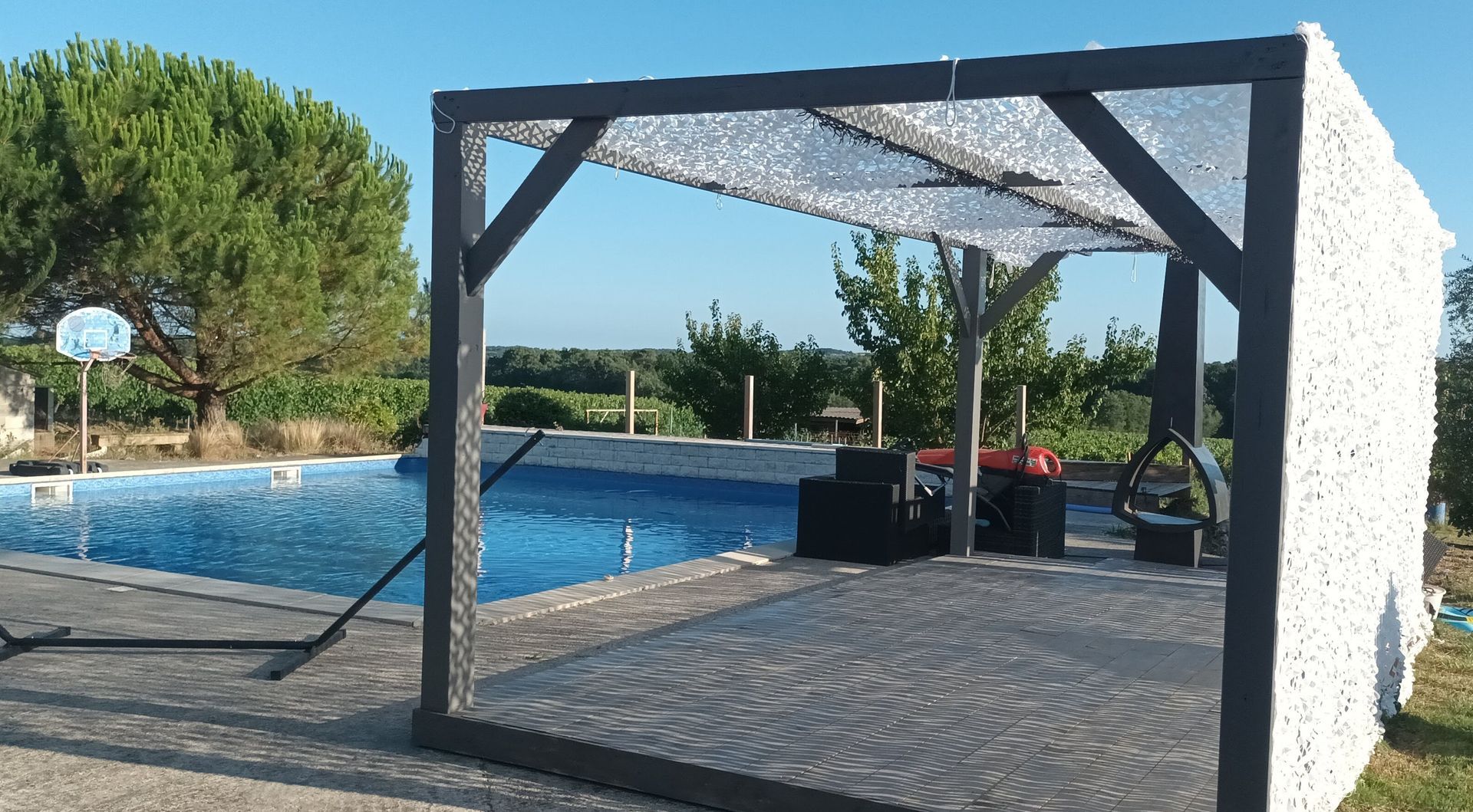 Création d'une pergola à côté d'une piscine