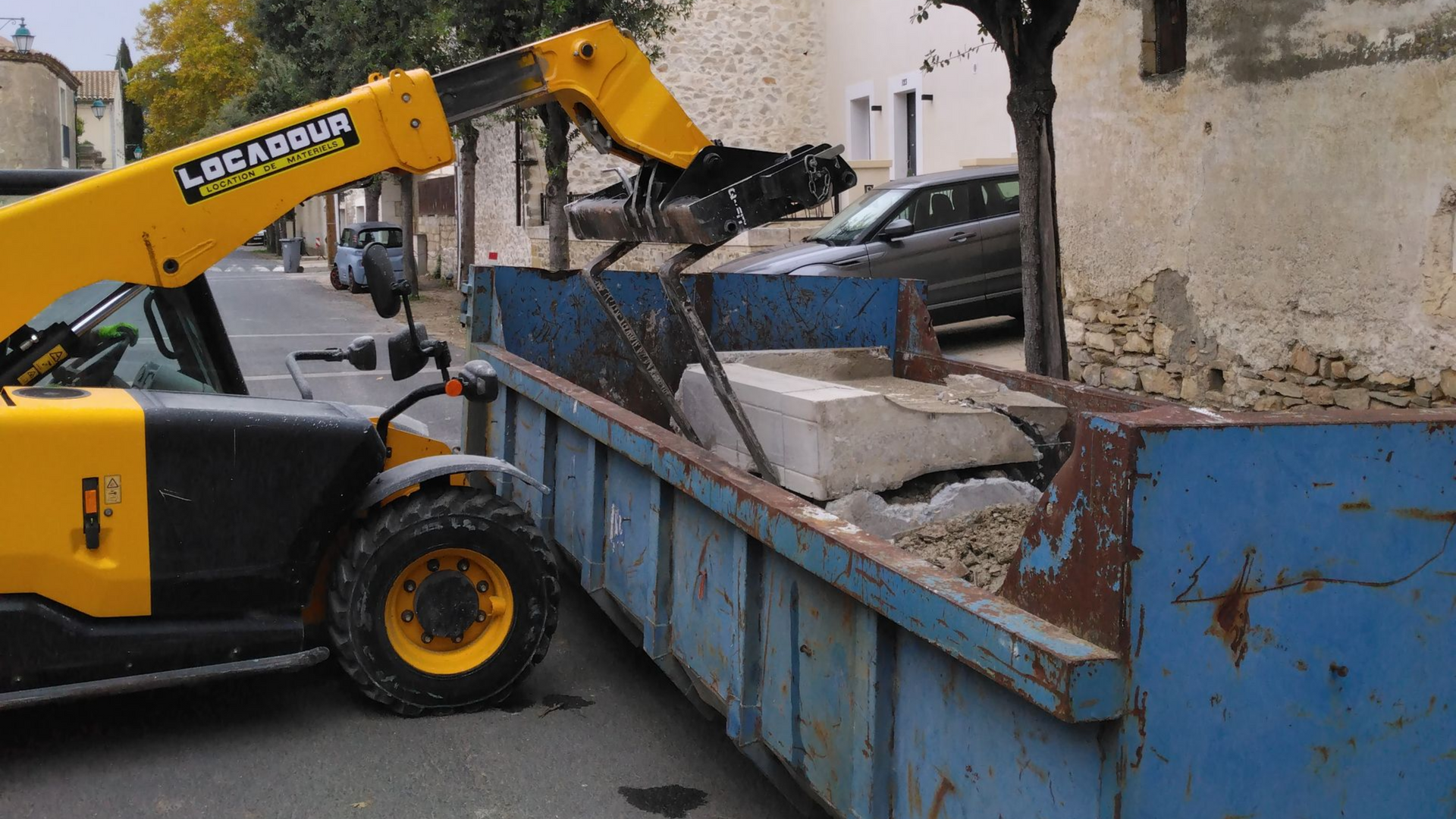 Chargement de benne avec gravats