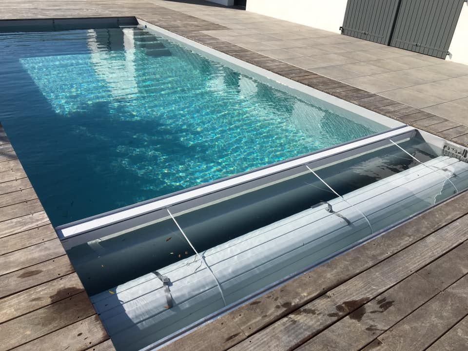 Pose d'un volet de piscine