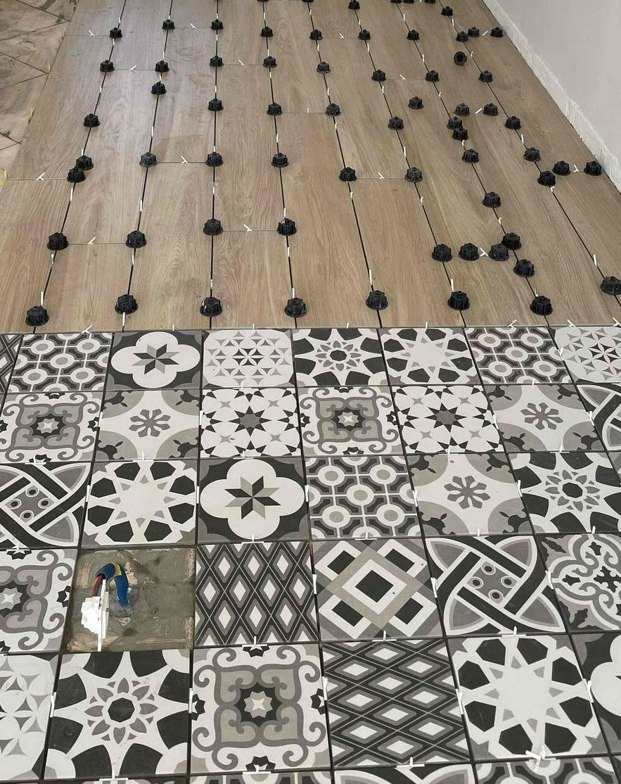 Pose de parquet en mosaïque en cours