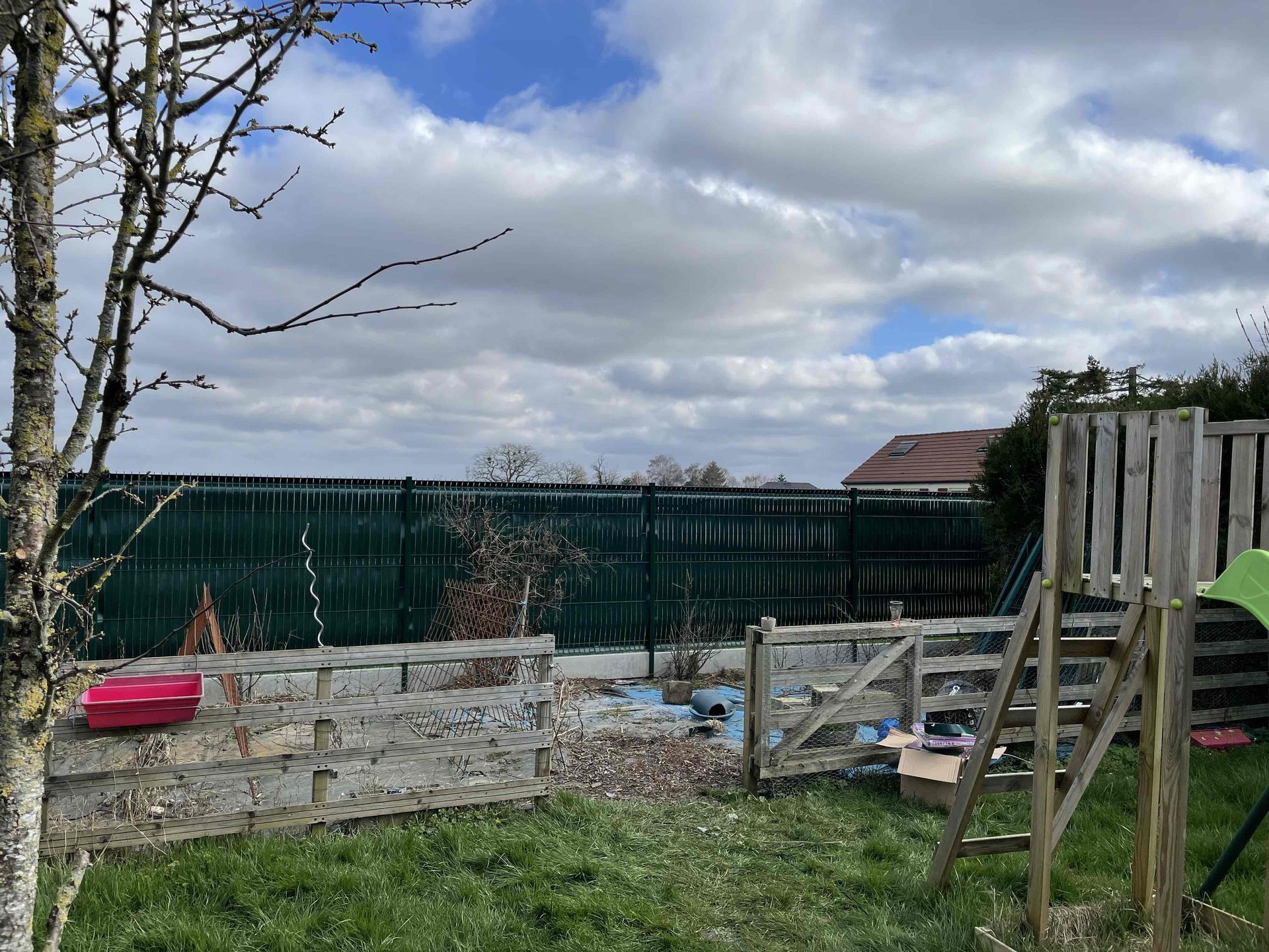 Un grillage sur un muret.