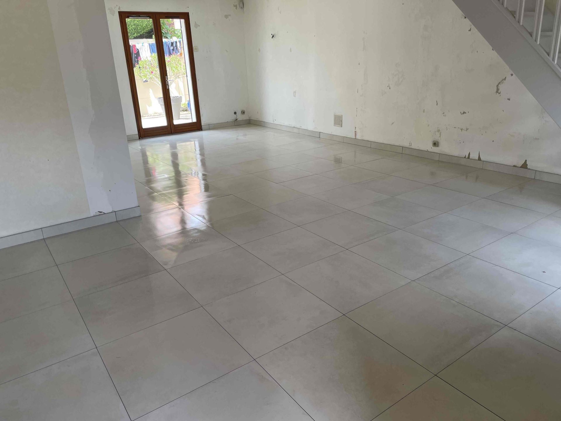 Pose de carrelage gris dans une maison