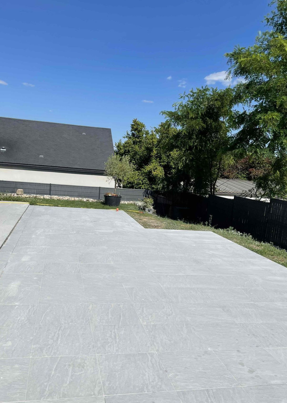 Une terrasse en carrelage gris.