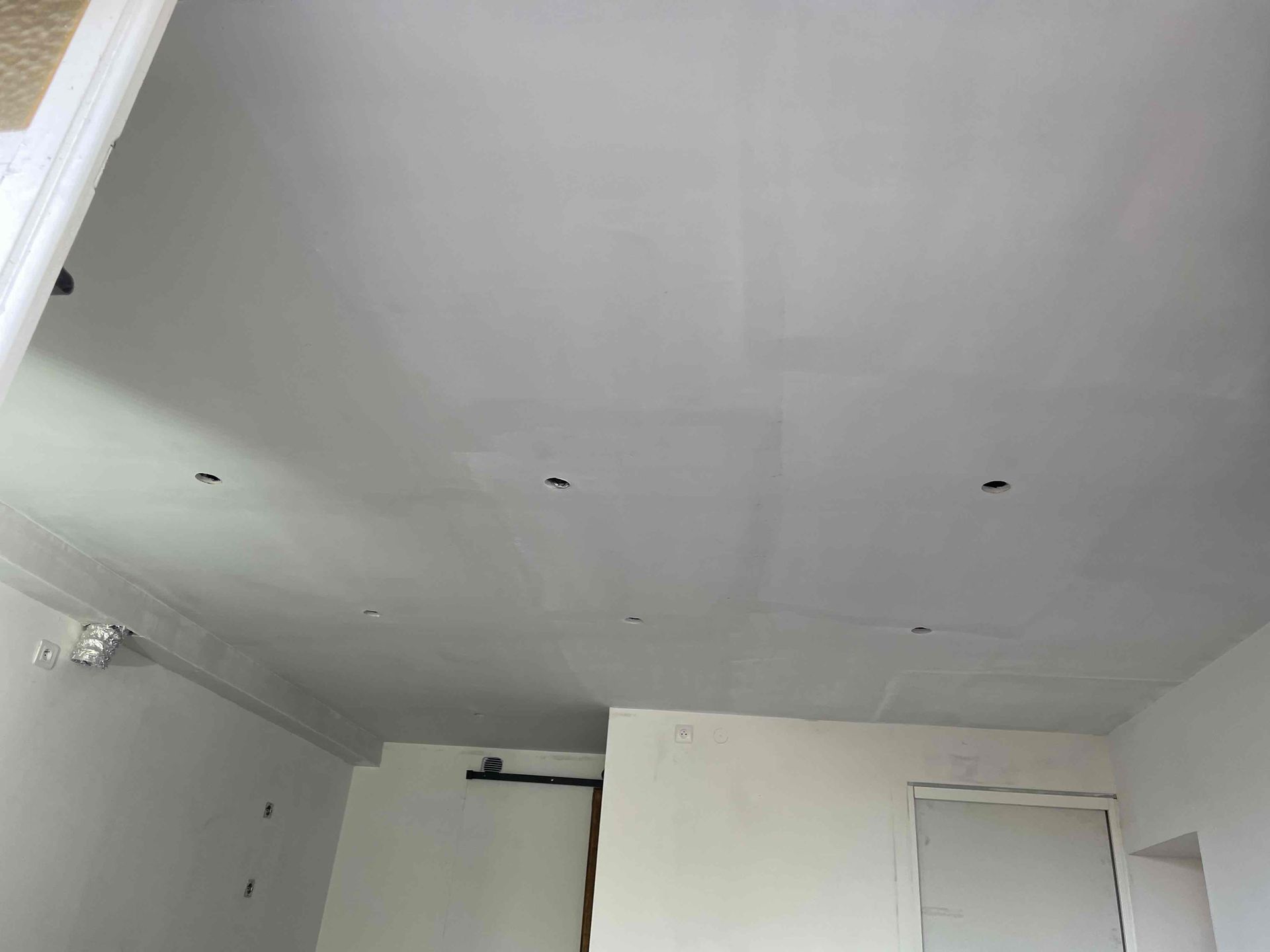 Un faux plafond en plaque de plâtre.