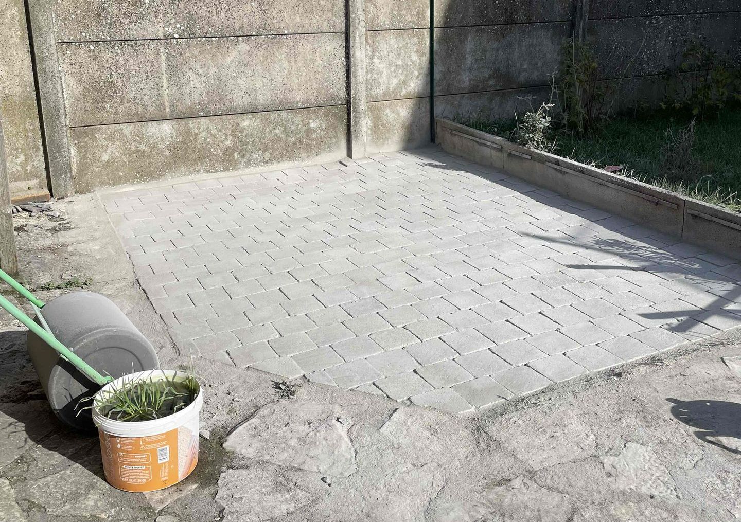 Une terrasse en pavés autobloquants.