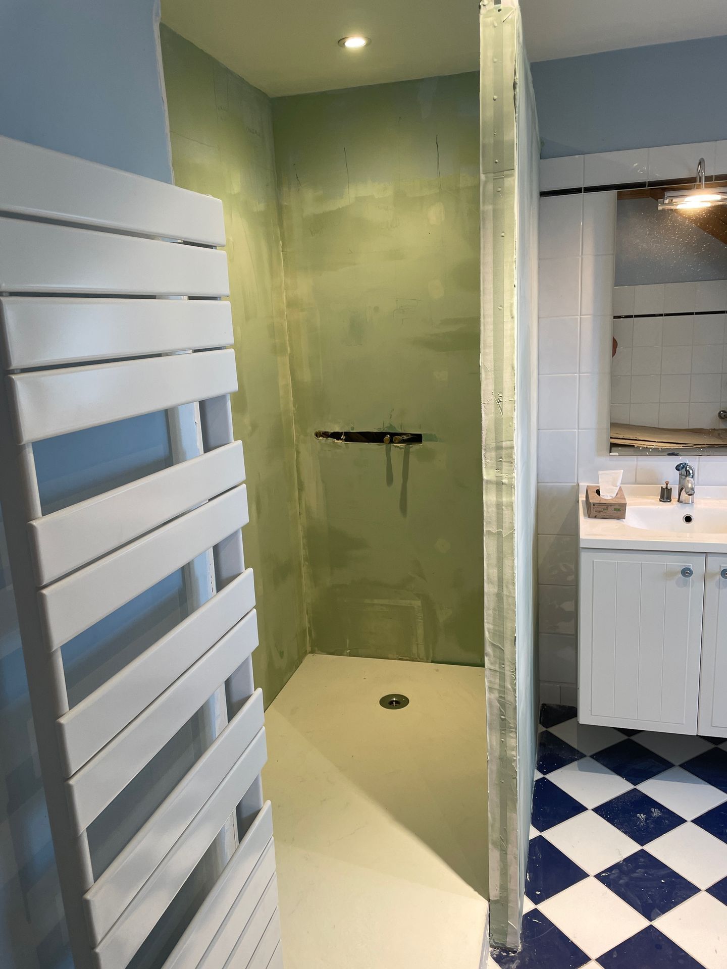 Une cloison de douche en plaque de plâtre.