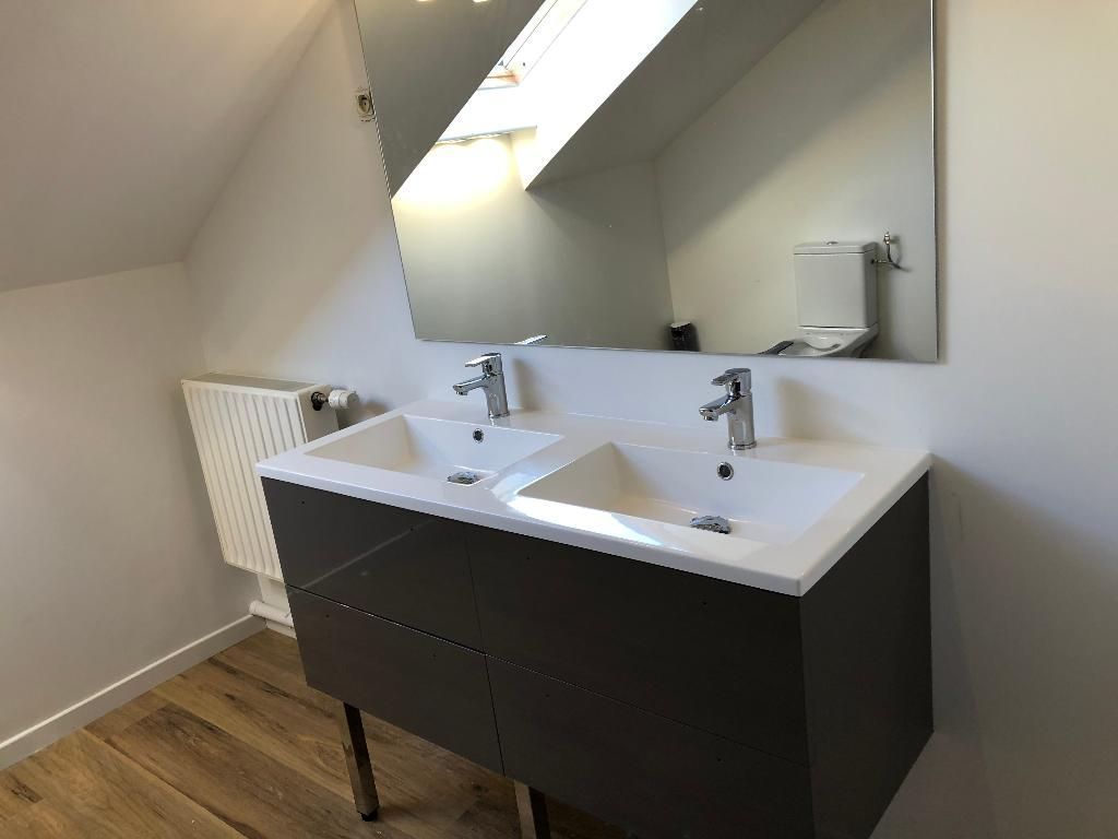 Un meuble de salle de bains noir et blanc.
