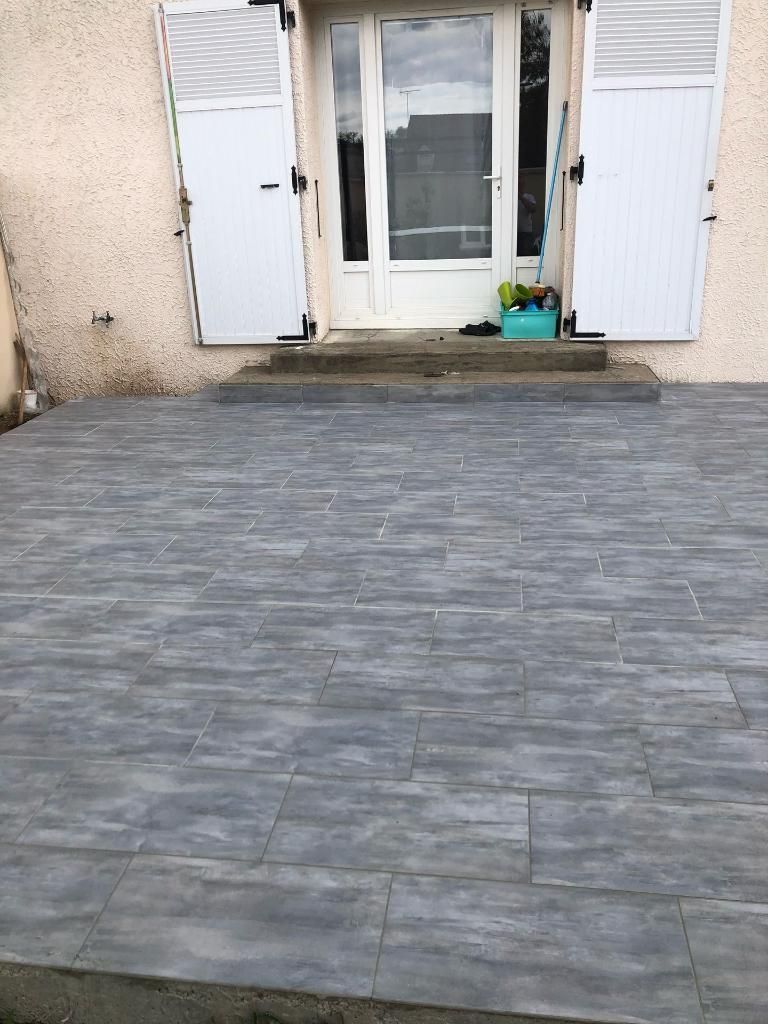 Création d'une terrasse grise en carrelage