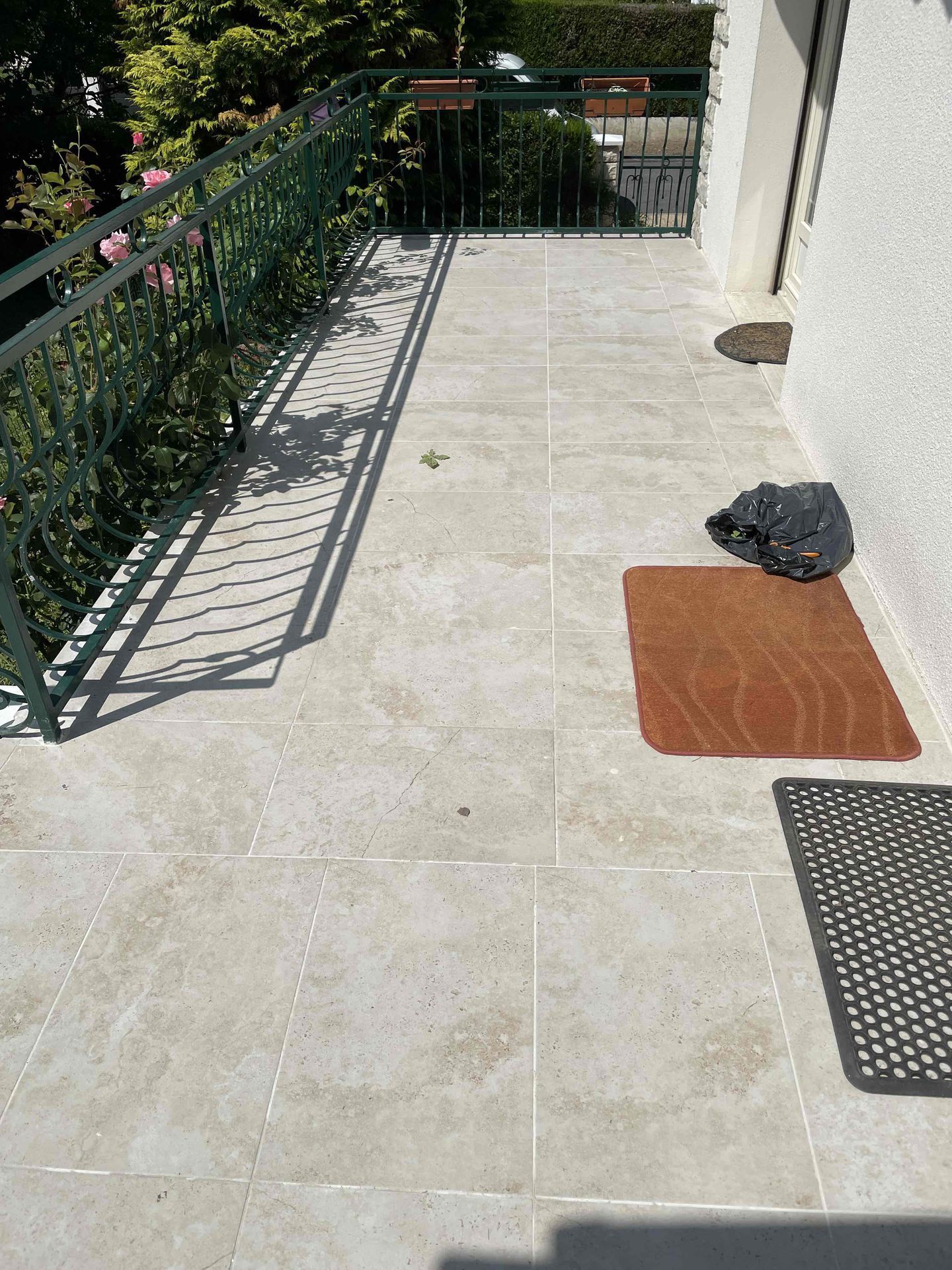 Terrasse en carreaux blancs