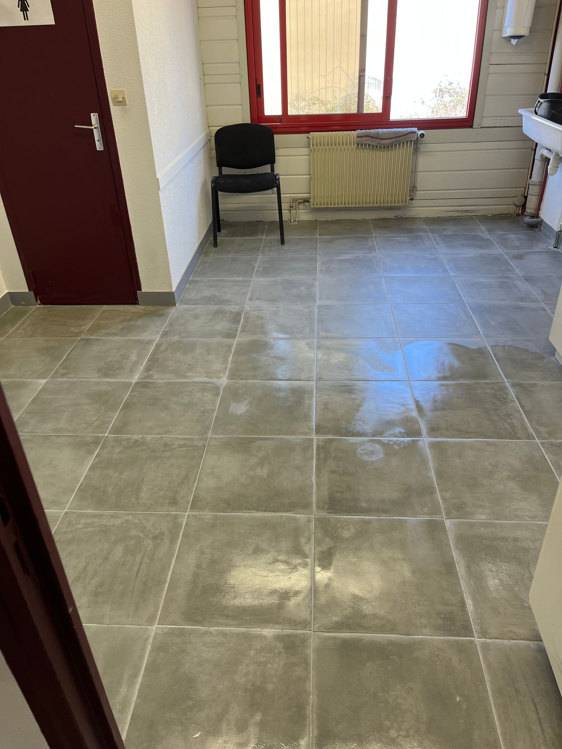 Carrelage gris venant d'être posé