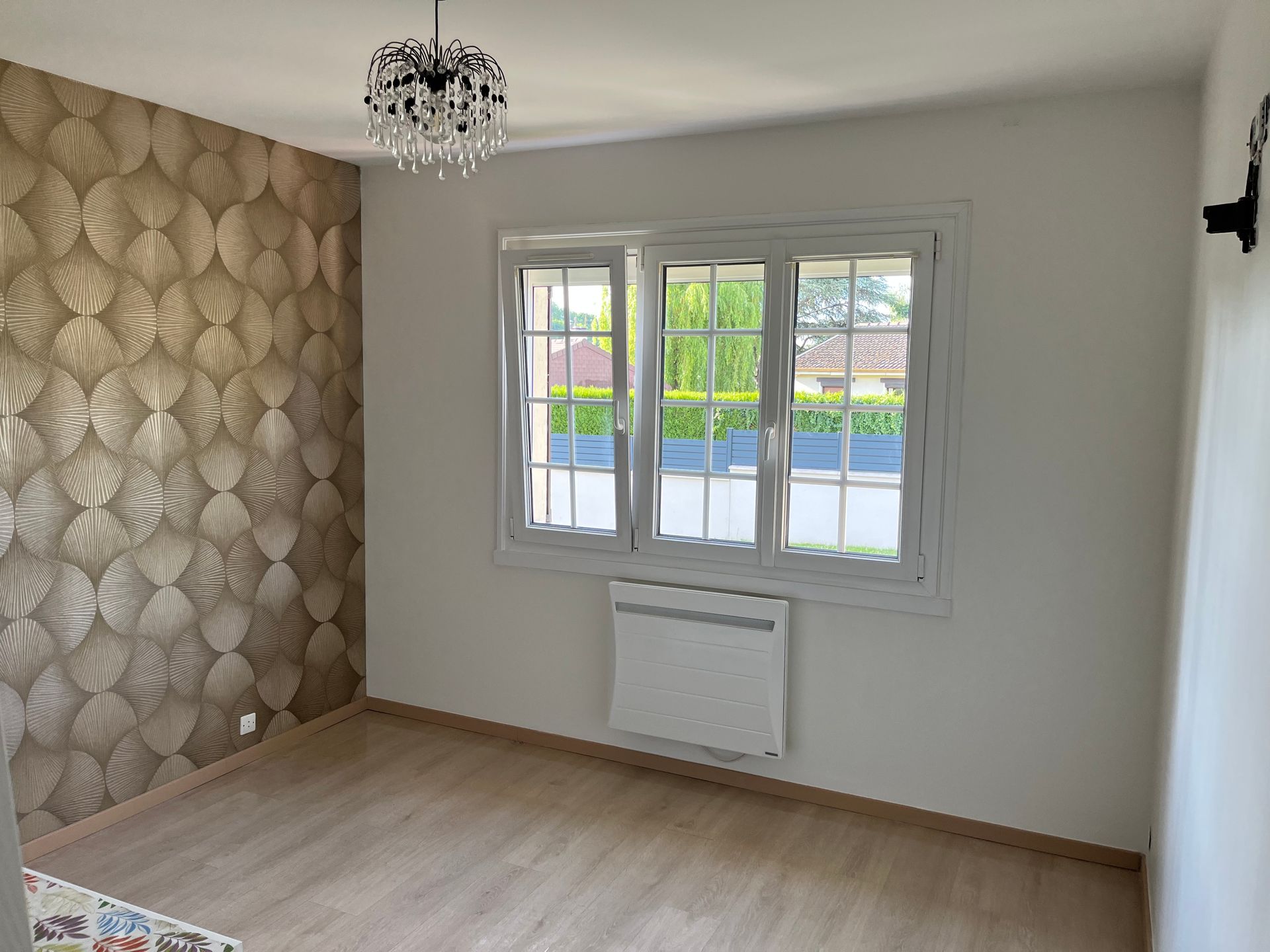 Peinture du mur d'une maison avec 3 fenêtres