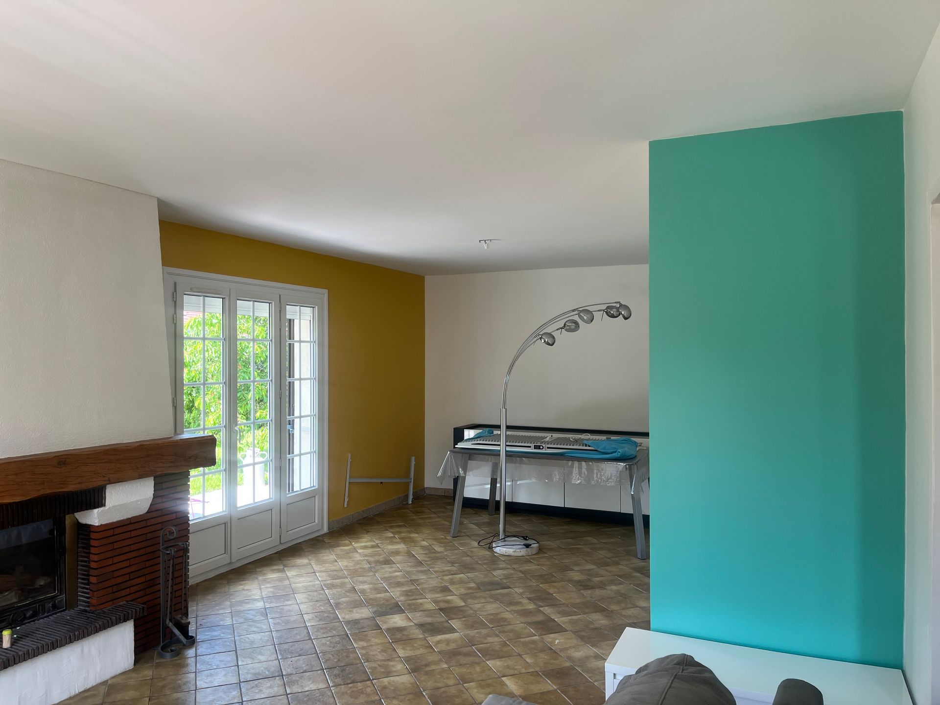 Maison aux murs de différentes couleurs
