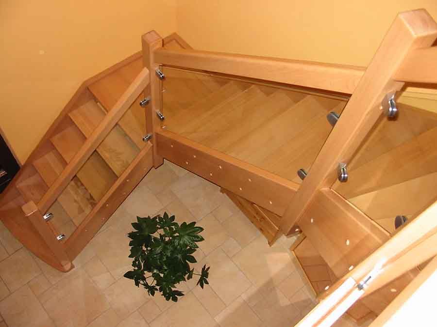 Holztreppe mit Glasgeländer