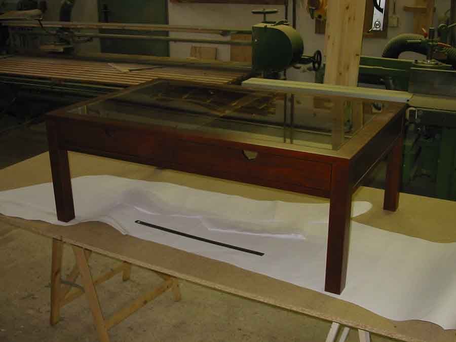 Holztisch mit Glasfläche