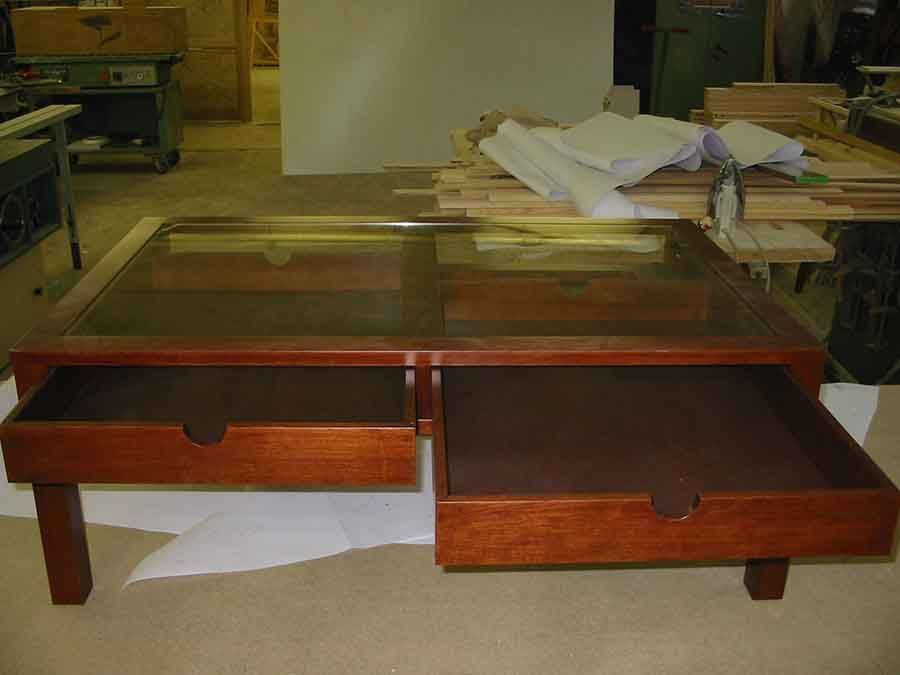 Holztisch mit Glasfläche und Schubladen