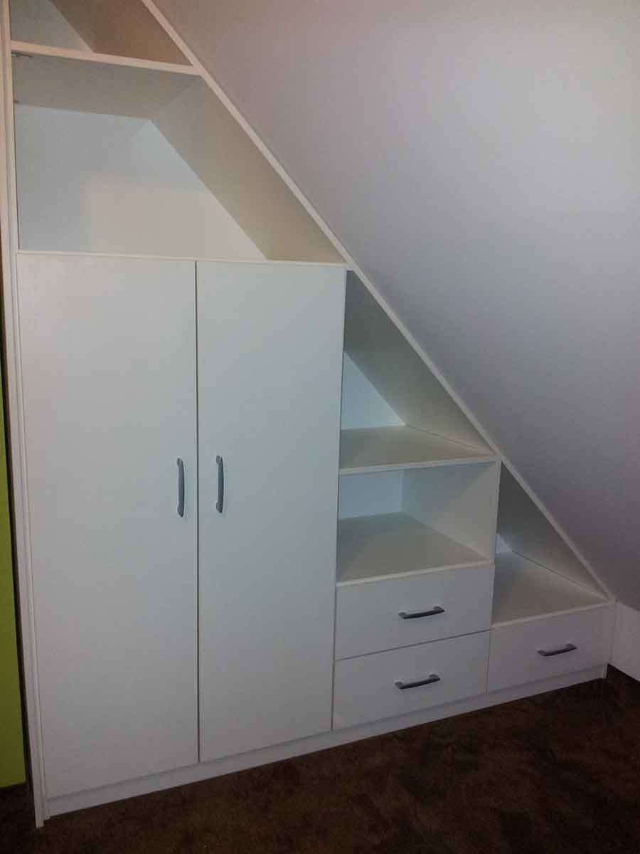 Schrank in Dachschräge