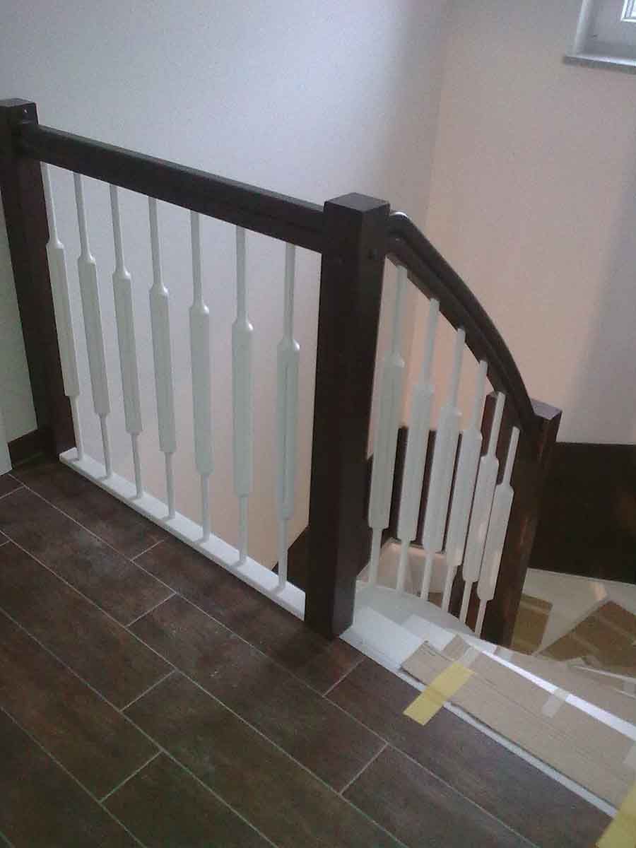 offene Treppe weiß Geländer