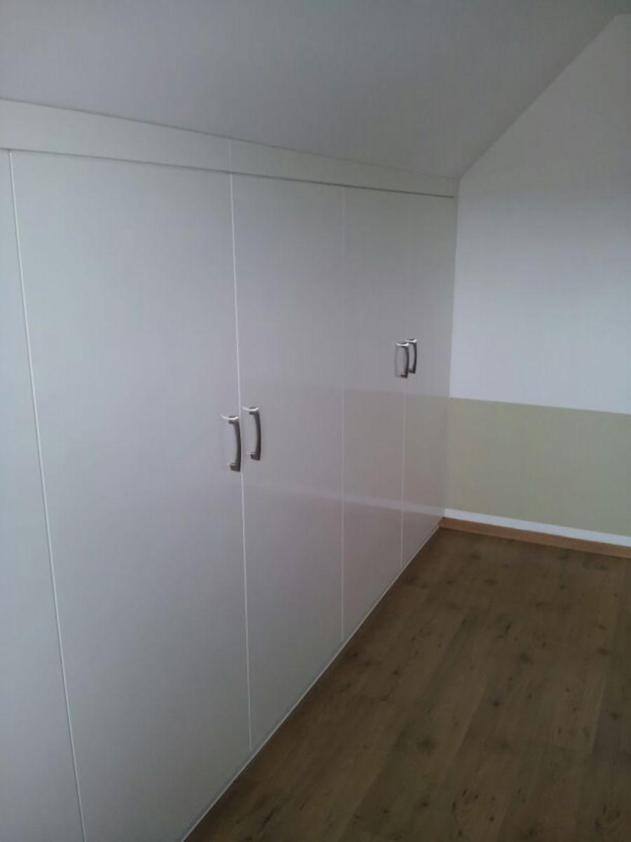 weißer Schlafzimmerschrank