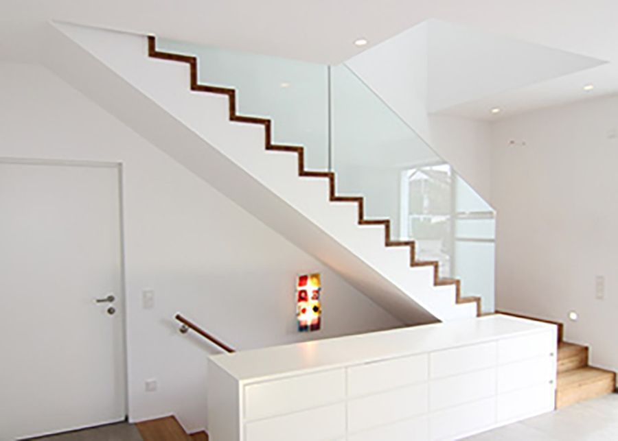 Holztreppe mit Glaswand