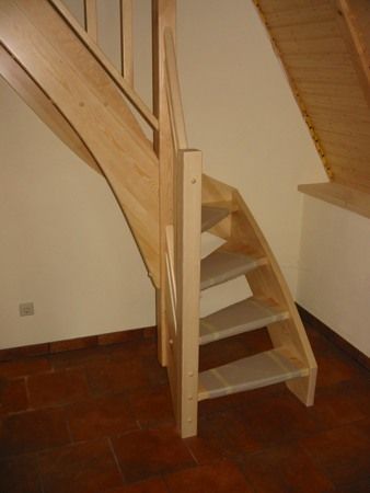 Abbildung Arbeitsbeispiel Tischlerei Weinland: Wendeltreppe aus Naturholz