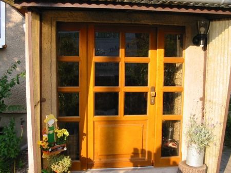 Abbildung Arbeitsbeispiel Tischlerei Weinland: Helle Haustür mit Glasscheiben