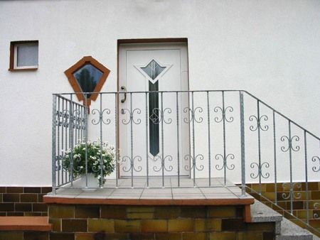 Abbildung Arbeitsbeispiel Tischlerei Weinland: Holzhaustür weiss