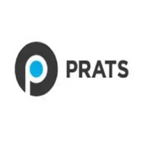 O logotipo da PRATS é um círculo cinza escuro que envolve um "p" branco com um ponto azul claro; 