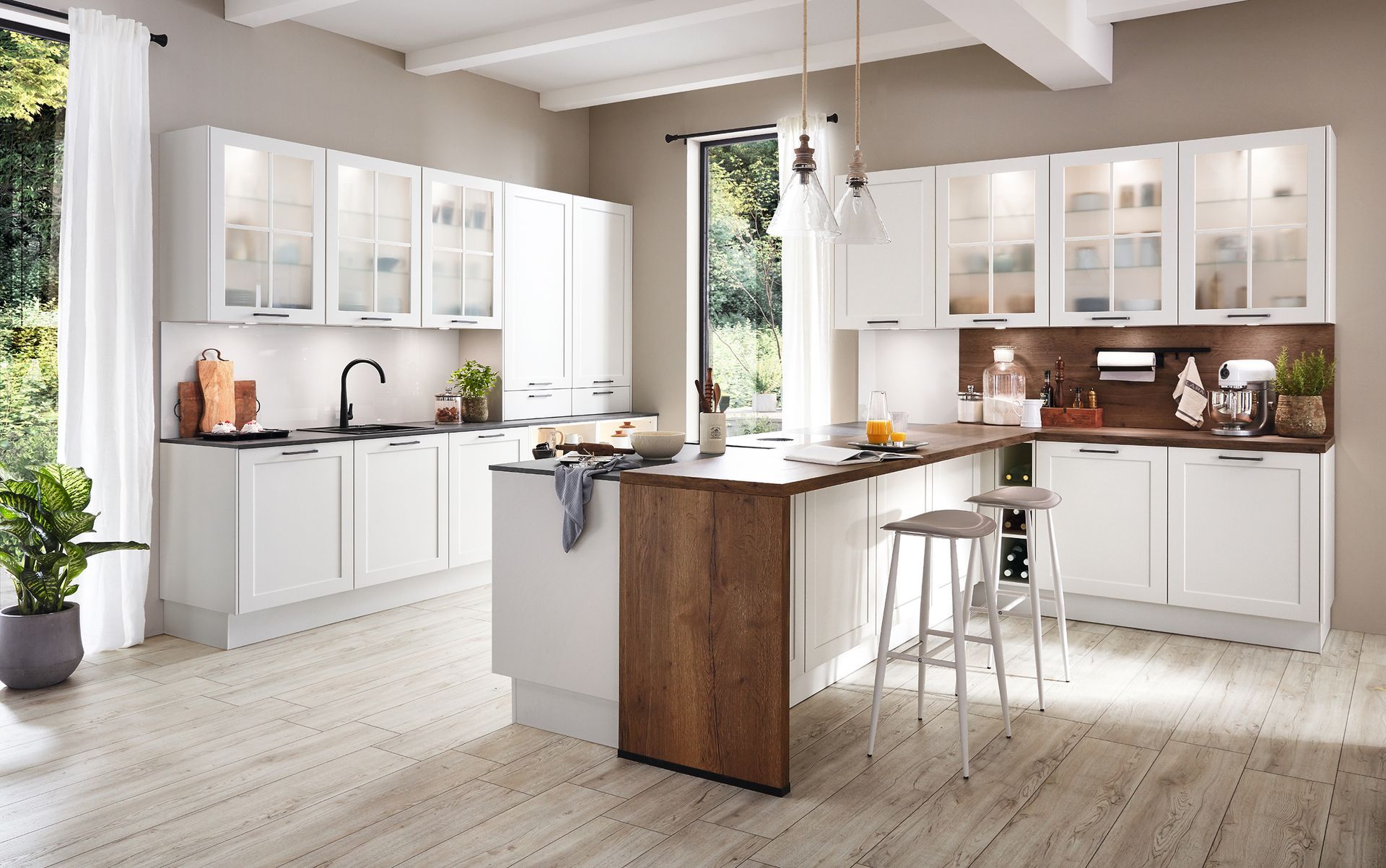 Cocina blanca con isla, detalles de madera y gabinetes con frente de vidrio, sensación luminosa y aireada.