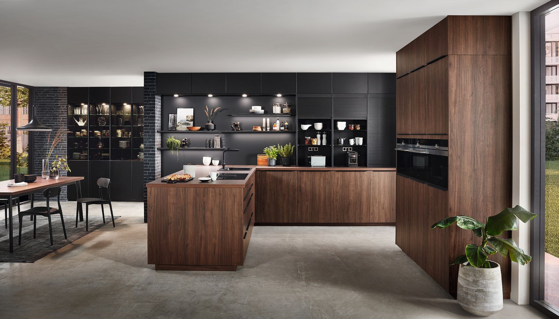 Cocina moderna con gabinetes de madera oscura, protector contra salpicaduras negro y una isla central.