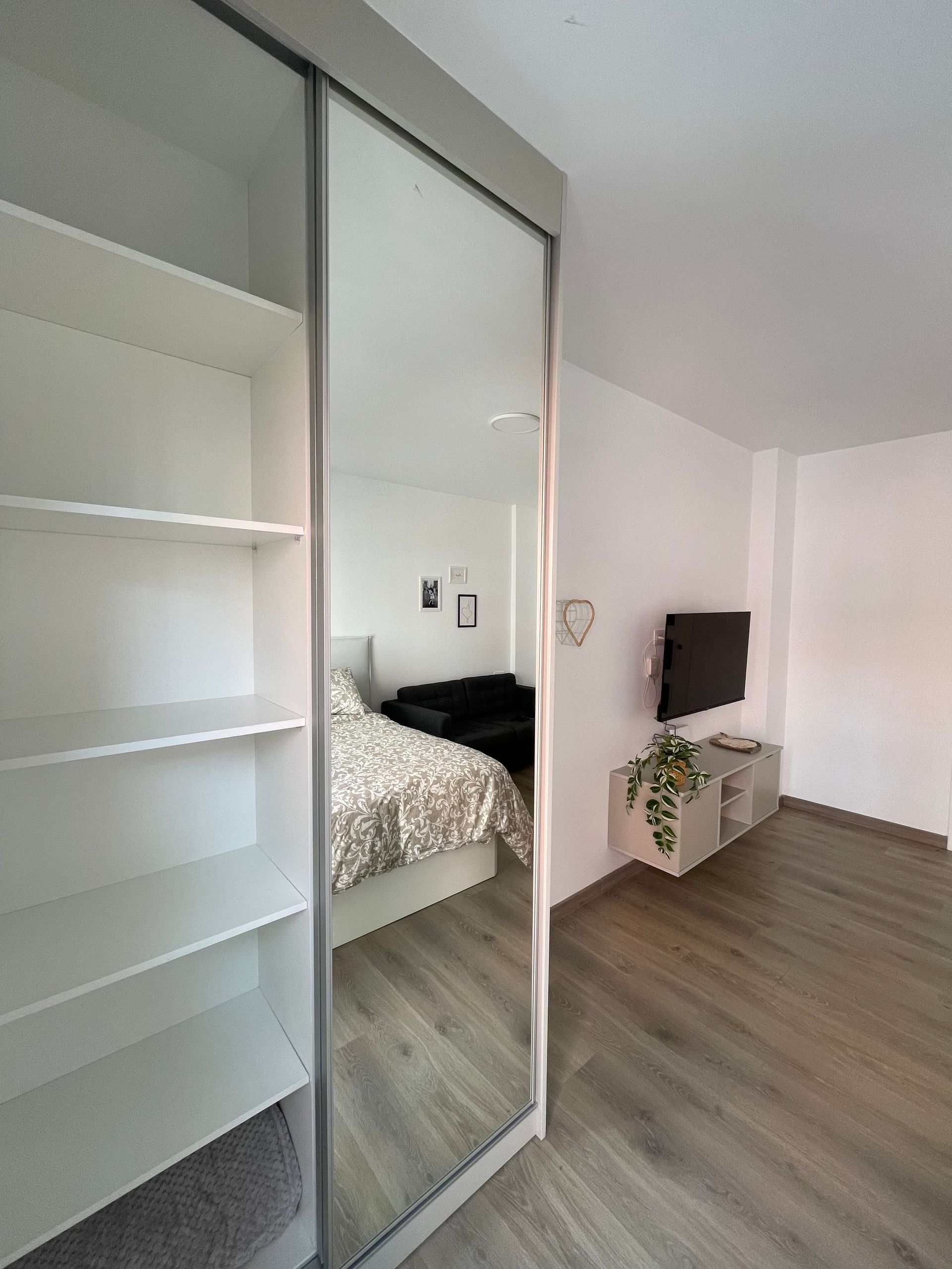 Un dormitorio con una cama y un televisor.