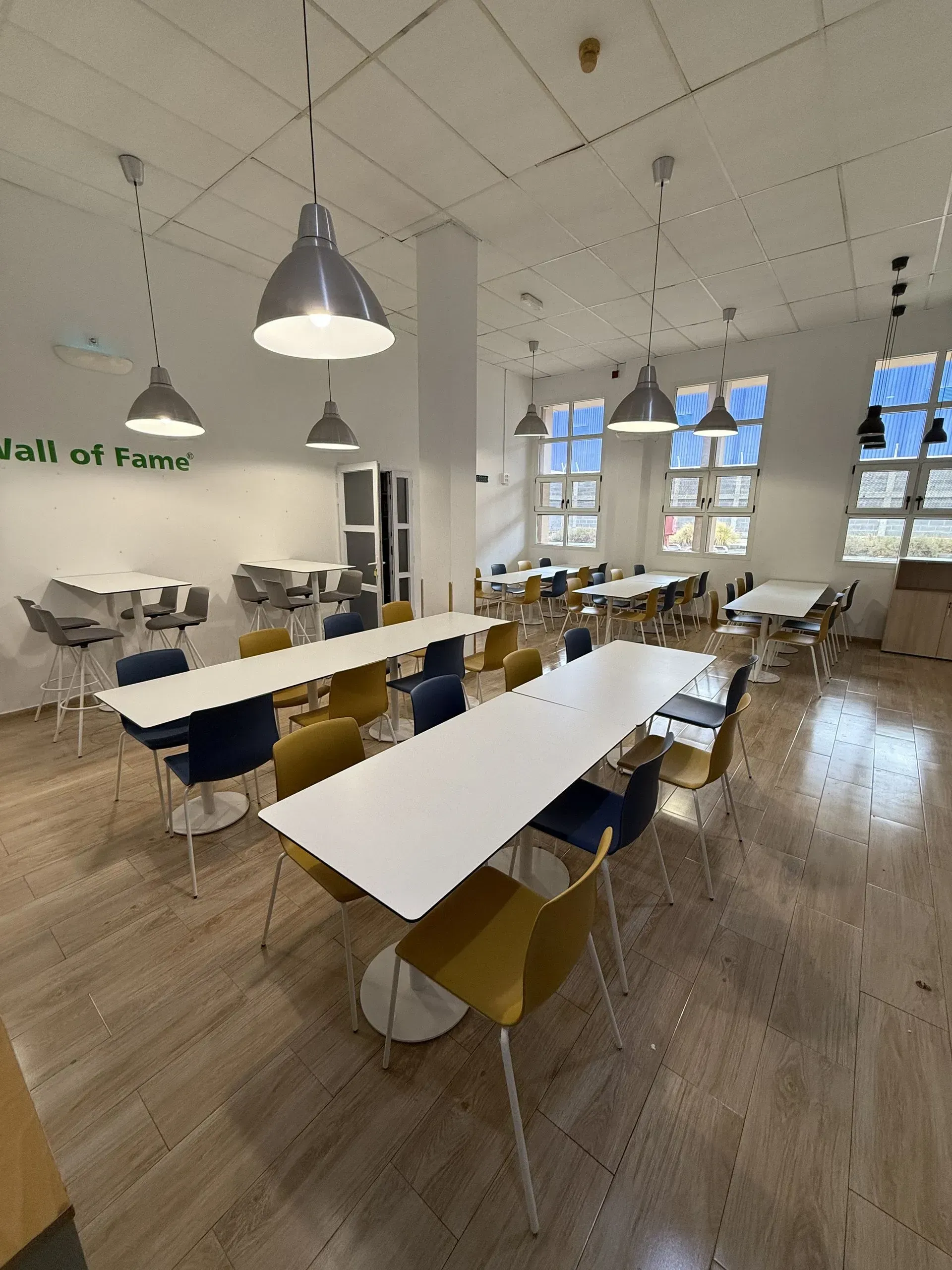 Una sala grande con mesas y sillas y un cartel que dice mermelada de la fama