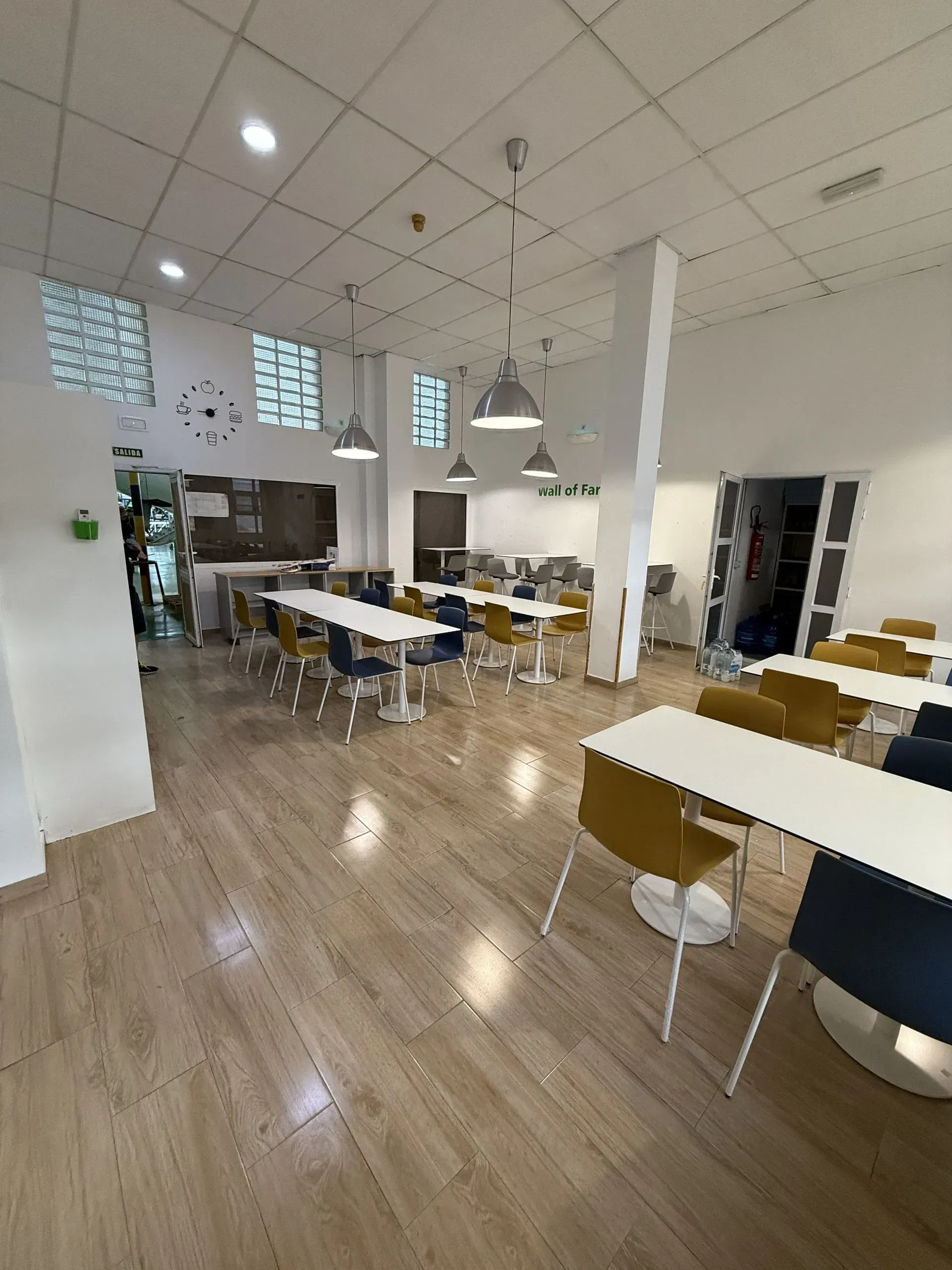 Una gran sala con mesas y sillas.