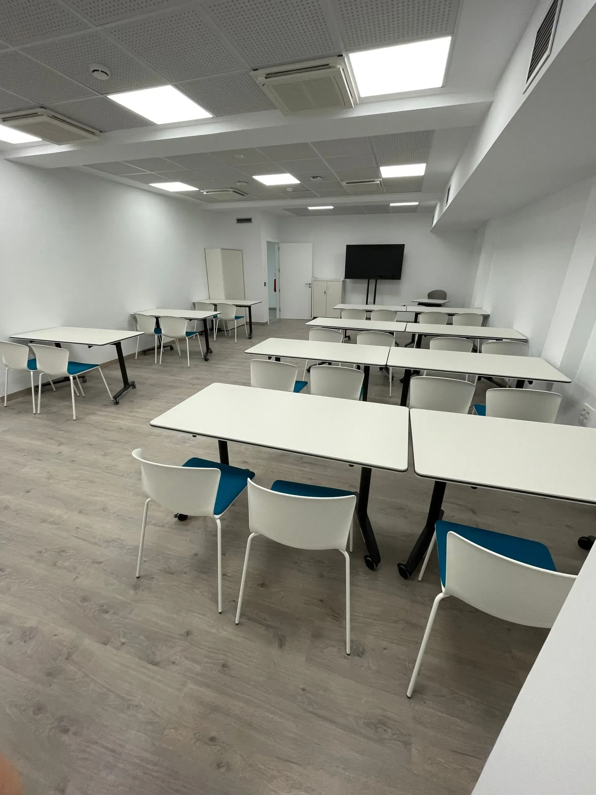 Una gran sala con mesas y sillas.